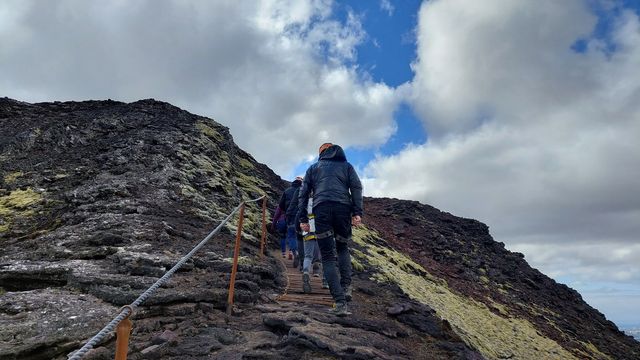 4000年前に噴火した火山の火口の中へ！Inside the Volcano
